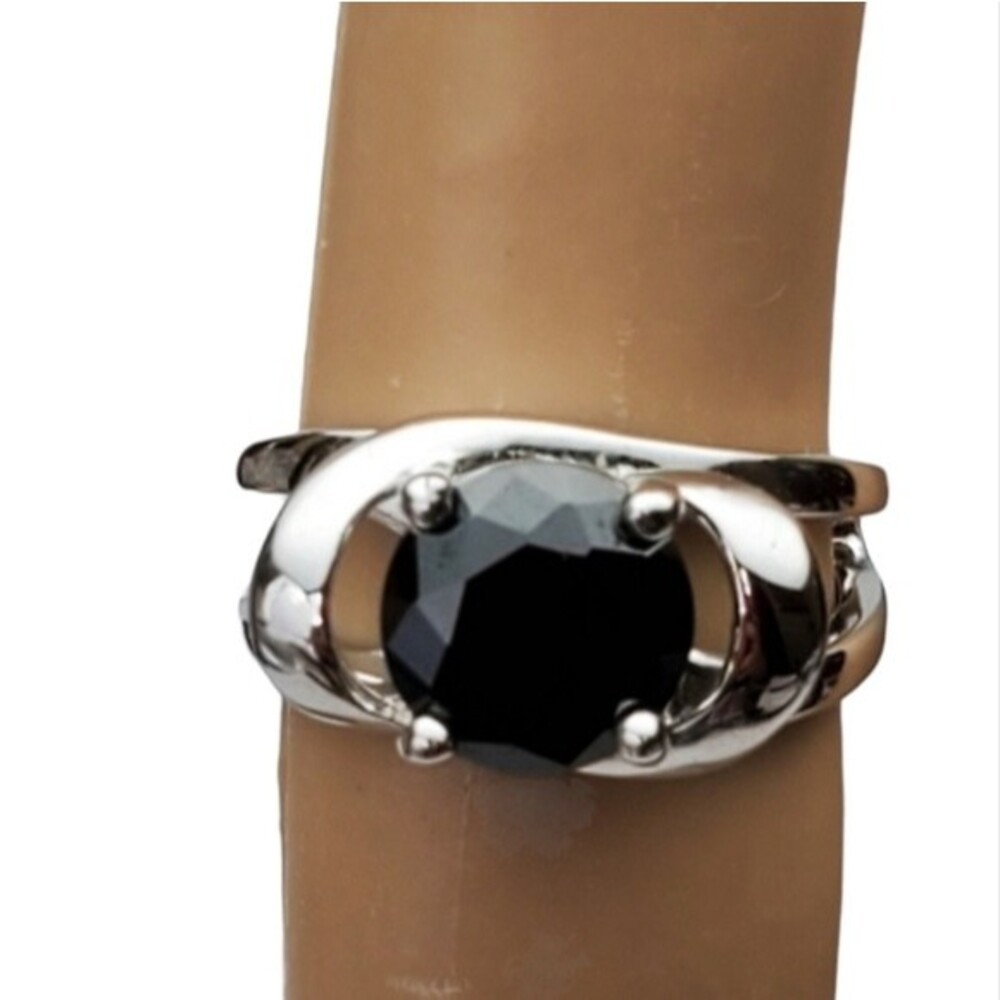 Round cut black  solitaire ring silver plated size 4 *